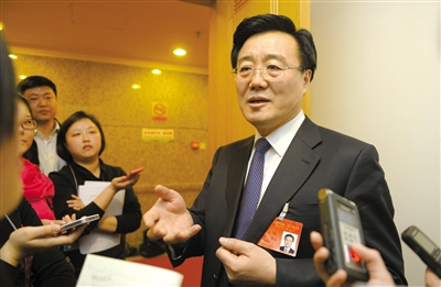 昨日，在十四屆人大二次會(huì)議順義代表團(tuán)全團(tuán)審議后，北京市人大代表、北京市常務(wù)副市長(zhǎng)李士祥接受記者提問(wèn)。新京報(bào)記者 浦峰 攝