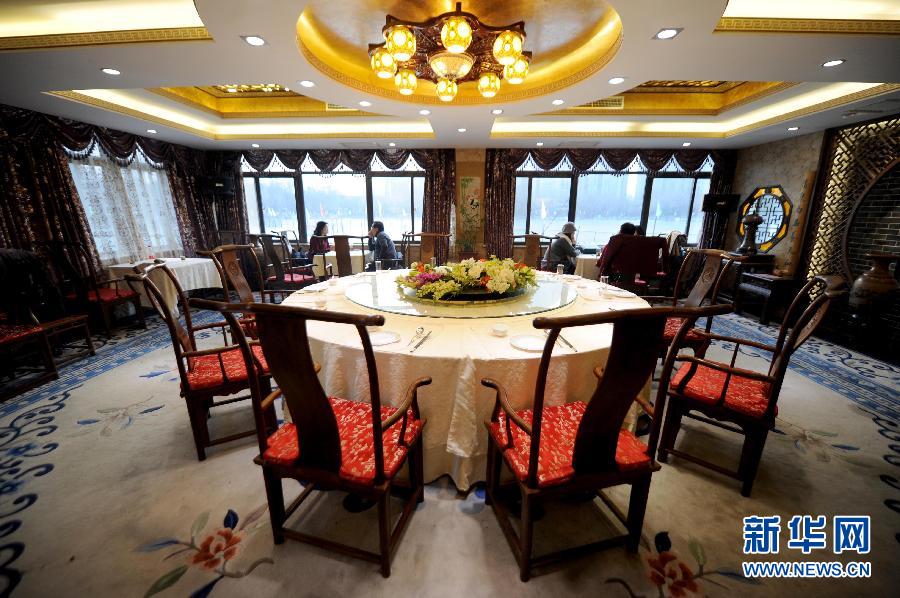 　1月15日，游客在北京紫竹院公園內(nèi)的問(wèn)月樓喝茶聊天。