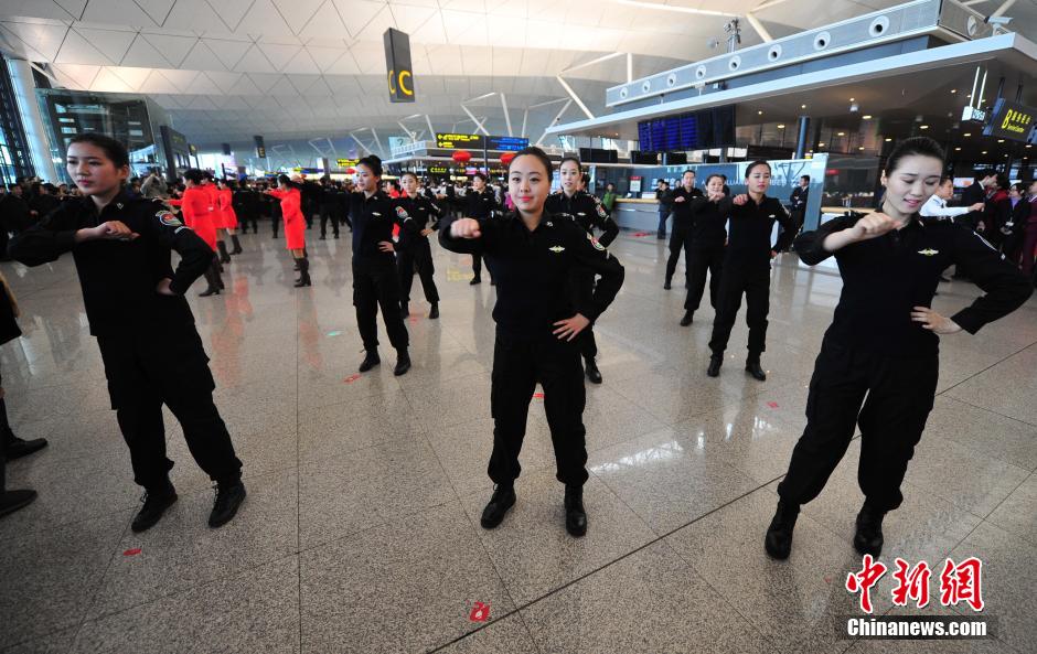 1月23日，機場工作人員在跳“快閃”舞蹈。
