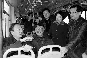 繆瑞林在車上與市民、乘委會委員交流 通訊員 卜照雪 攝 繆瑞林在車上與市民、乘委會委員交流 通訊員 卜照雪 攝