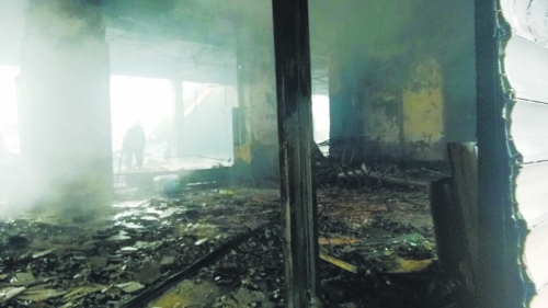 3.營業(yè)大廳棚頂坍塌，貨物成灰。