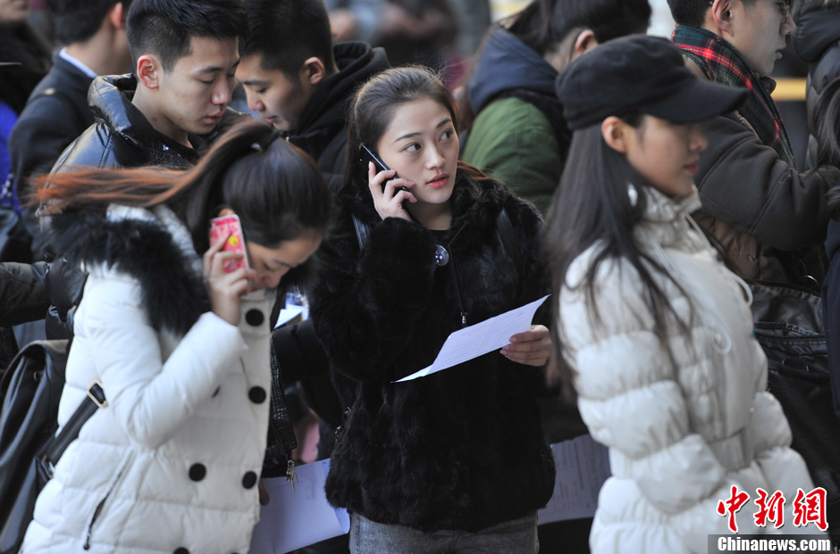 圖為表演系考生走出考場。