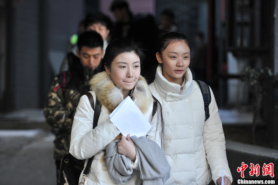 圖為表演系考生走出考場。