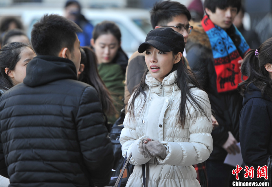 圖為表演系考生走出考場。