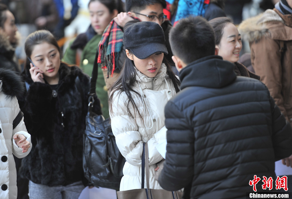 圖為表演系考生走出考場。