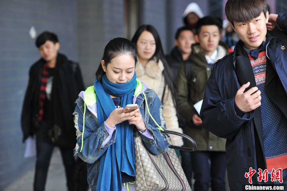 圖為表演系考生走出考場。