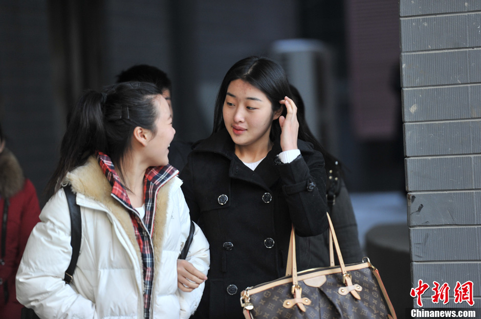 圖為表演系考生走出考場。