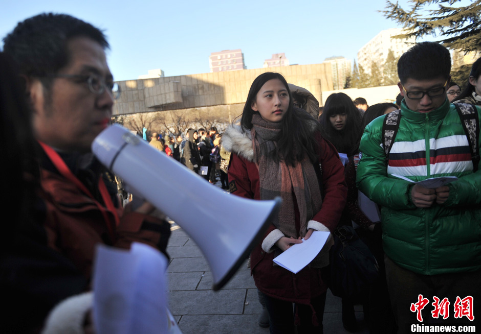 圖為報考現(xiàn)場。