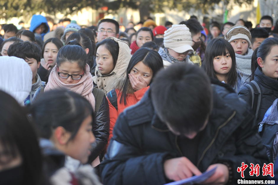 圖為報考現(xiàn)場。