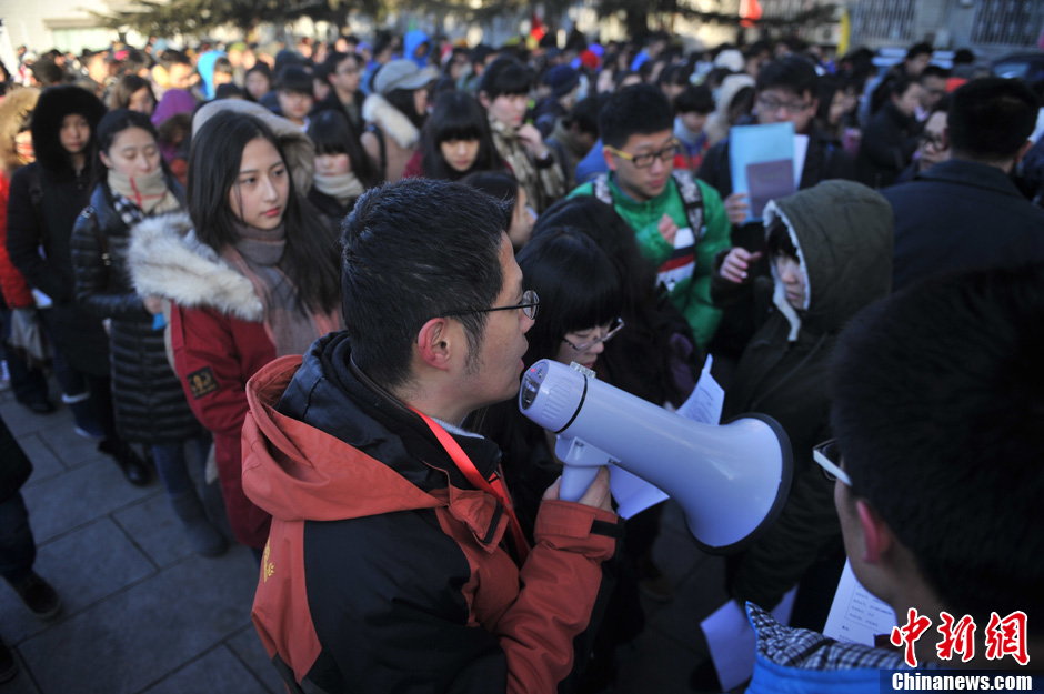 圖為報考現(xiàn)場。