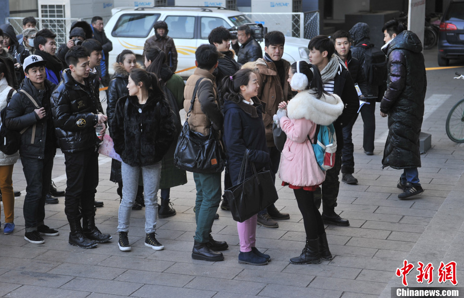 圖為表演系考生走出考場。