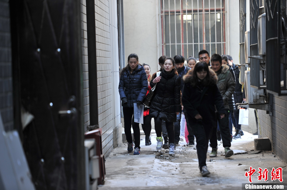 圖為表演系考生走出考場。