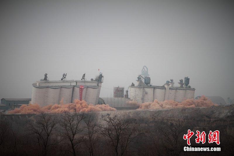 　2014年2月17日，石家莊市再次啟動壓減水泥過剩產(chǎn)能、治理大氣污染水泥企業(yè)集中爆破拆除行動。