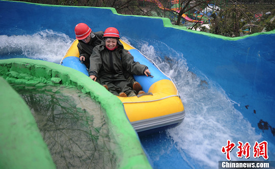 圖為外國友人體驗(yàn)水上漂。陳超　攝