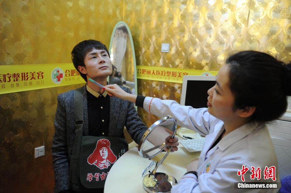 安徽小伙欲整形成“雷鋒” 安徽小伙欲整形成“雷鋒”