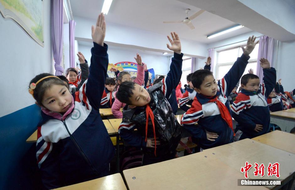 河北邯鄲開(kāi)學(xué)首日遇霧霾 學(xué)生室內(nèi)做課間操 河北邯鄲開(kāi)學(xué)首日遇霧霾 學(xué)生室內(nèi)做課間操
