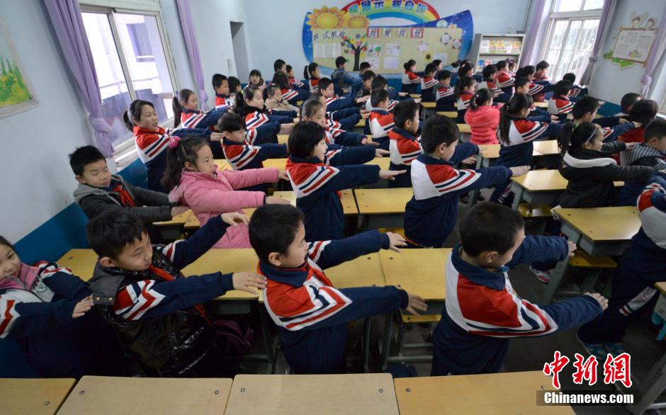 河北邯鄲開(kāi)學(xué)首日遇霧霾 學(xué)生室內(nèi)做課間操 河北邯鄲開(kāi)學(xué)首日遇霧霾 學(xué)生室內(nèi)做課間操