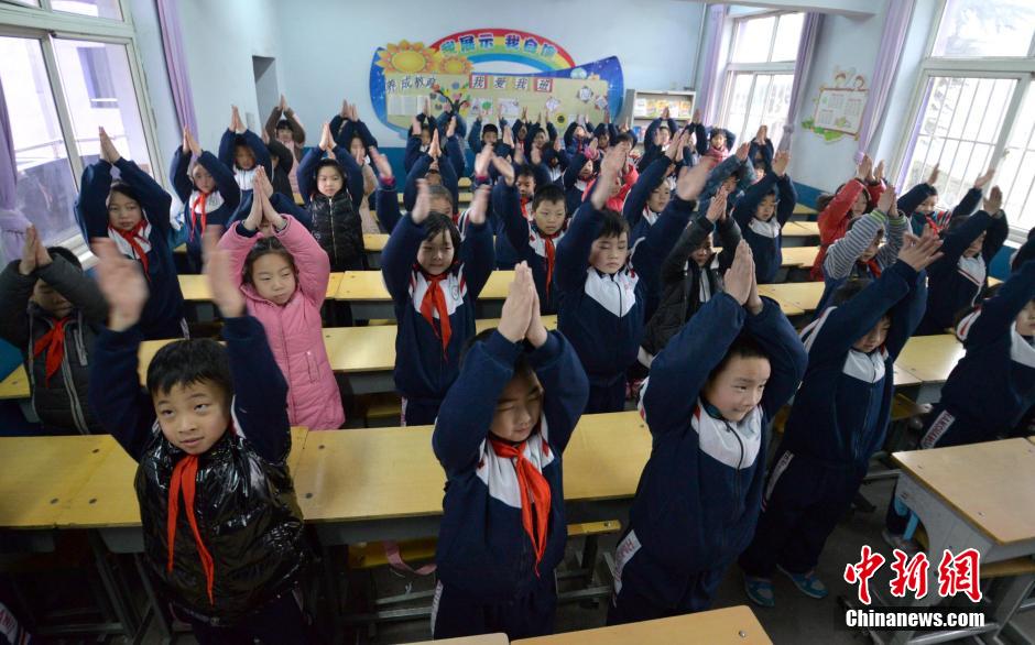 河北邯鄲開(kāi)學(xué)首日遇霧霾 學(xué)生室內(nèi)做課間操 河北邯鄲開(kāi)學(xué)首日遇霧霾 學(xué)生室內(nèi)做課間操