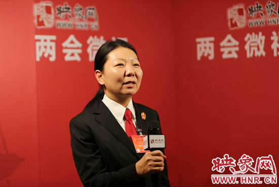 在映象網(wǎng)全國兩會北京演播室，全國人大代表、寶豐縣鬧店鎮(zhèn)法庭庭長朱正栩做客《兩會微視》訪談。