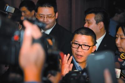 3月10日23時許，與馬航失聯航班部分乘客家屬乘坐同一航班的乘客在北京首都機場辦理值機手續(xù)。新華社