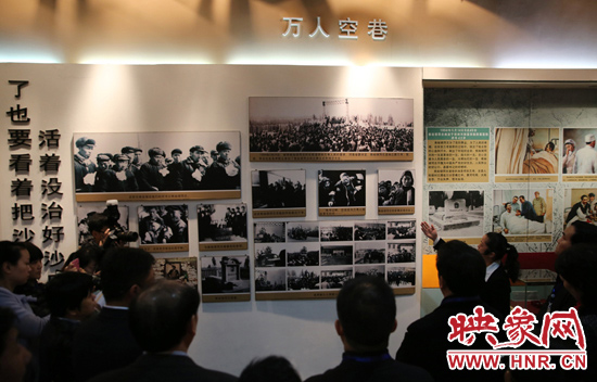 在焦裕祿紀(jì)念館，參觀的人絡(luò)繹不絕，一批批來(lái)自全國(guó)各地的黨員干部前來(lái)學(xué)習(xí)焦裕祿事跡