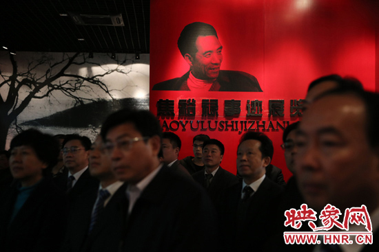 在焦裕祿紀(jì)念館，參觀的人絡(luò)繹不絕，一批批來(lái)自全國(guó)各地的黨員干部前來(lái)學(xué)習(xí)焦裕祿事跡