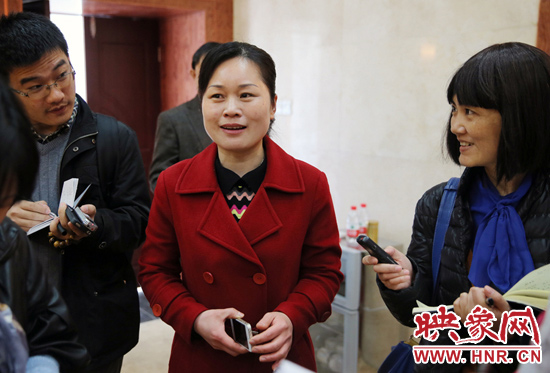 董亞娜是焦裕祿紀(jì)念館副館長(zhǎng)，她兩次給習(xí)近平講解，贊總書記看得仔細(xì)，聽得認(rèn)真。3月20日，記者在蘭考采