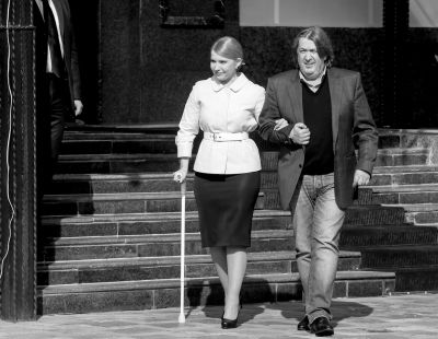 3月27日，烏克蘭基輔，前總理季莫申科在朋友的陪伴下赴新聞發(fā)布會現(xiàn)場，宣布將參加烏克蘭總統(tǒng)選舉。