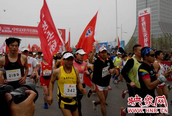 目前在鄭開大道上，一場角逐正在展開。