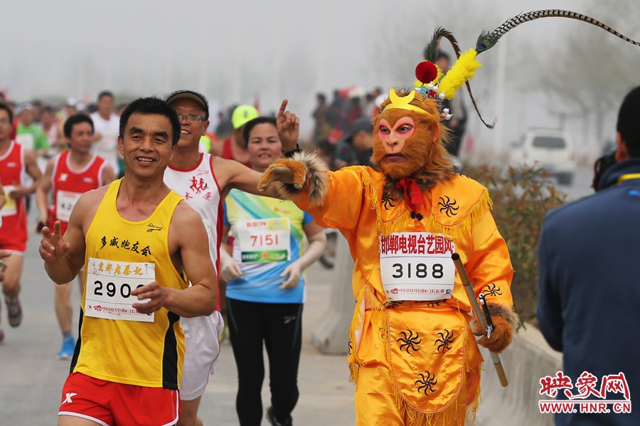 “大圣”不翻跟斗改長跑了。