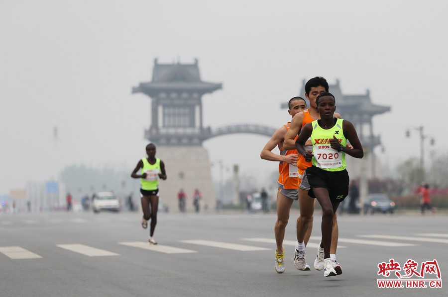 選手進入開封市區(qū)。