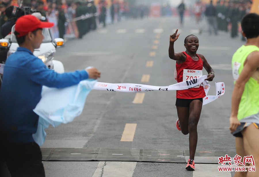 女子全程第一個沖過終點線的選手。
