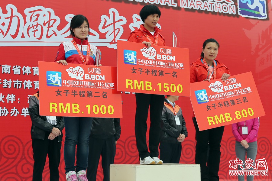 女子半程前三名選手。