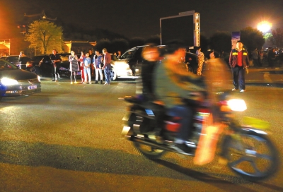 3月30日凌晨，地震發(fā)生后，秭歸縣城一些居民聚集到開闊的廣場上。新華社發(fā)