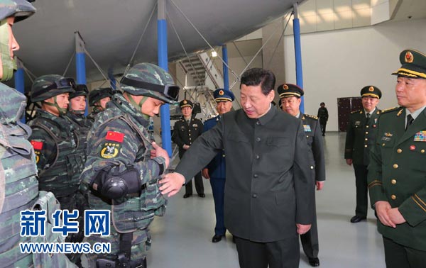 這是習(xí)近平同特戰(zhàn)隊(duì)員親切交談，詳細(xì)詢(xún)問(wèn)他們的教學(xué)訓(xùn)練和生活情況。