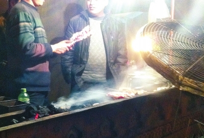 露天燒烤整夜煙熏火燎，路邊居民苦不堪言。