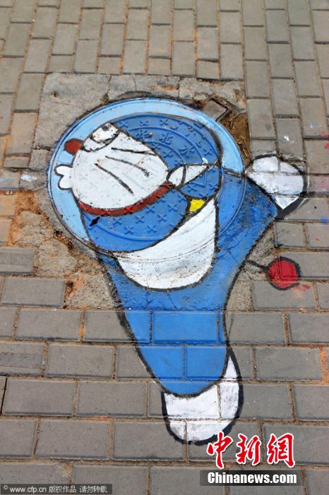 華北水院井蓋穿卡通外衣 集體“賣萌” 華北水院井蓋穿卡通外衣 集體“賣萌”