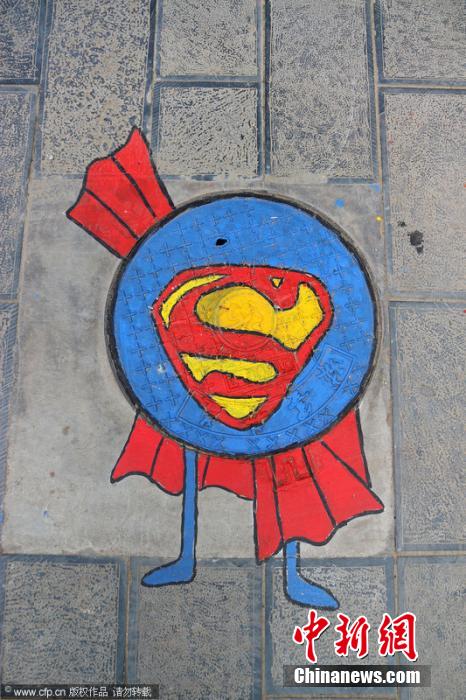 華北水院井蓋穿卡通外衣 集體“賣萌” 華北水院井蓋穿卡通外衣 集體“賣萌”