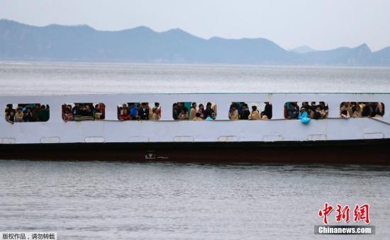 　4月17日清晨，失蹤者家屬乘坐渡輪前往事故現(xiàn)場(chǎng)。