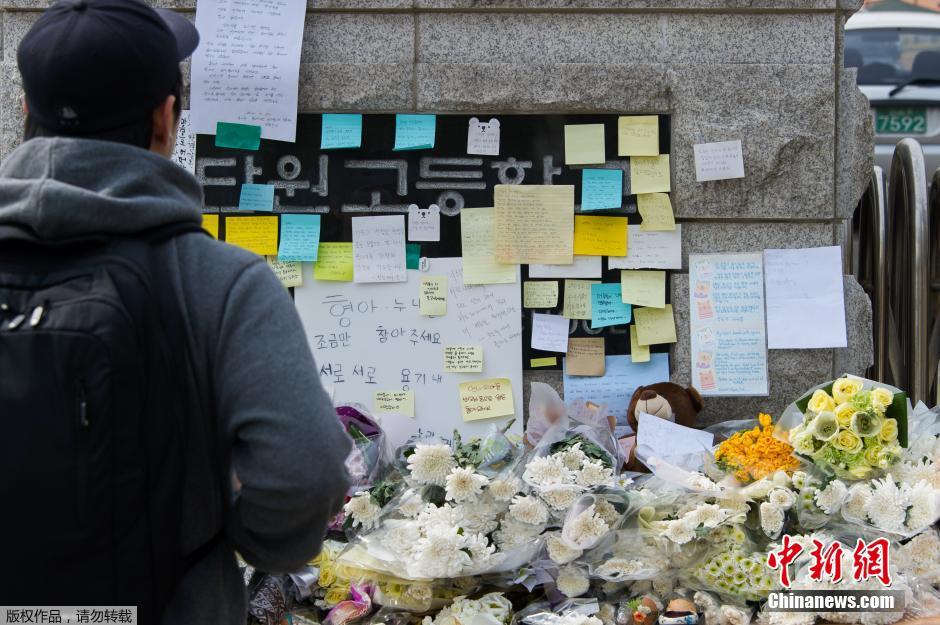 當(dāng)?shù)貢r(shí)間2014年4月21日，韓國(guó)安山，民眾持續(xù)為沉沒(méi)客輪失蹤乘客祈禱。