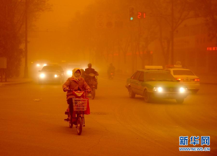 4月23日，沙塵暴中的敦煌街頭。