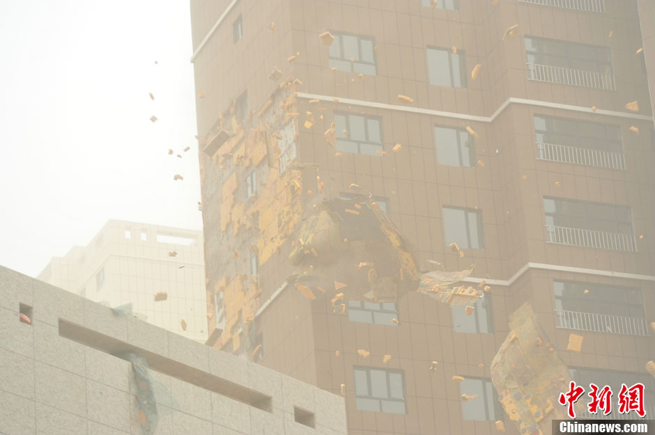 4月23日，受強(qiáng)冷空氣影響，新疆哈密出現(xiàn)出現(xiàn)強(qiáng)沙塵和降溫天氣，部分路段能見度不足50米