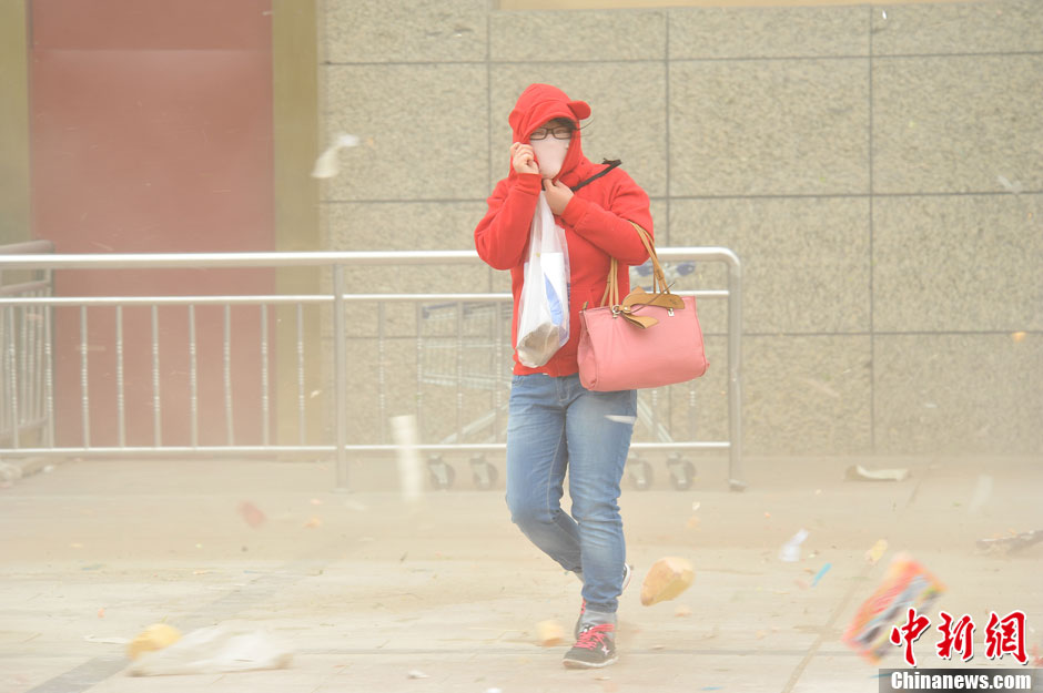 4月23日，受強(qiáng)冷空氣影響，新疆哈密出現(xiàn)出現(xiàn)強(qiáng)沙塵和降溫天氣