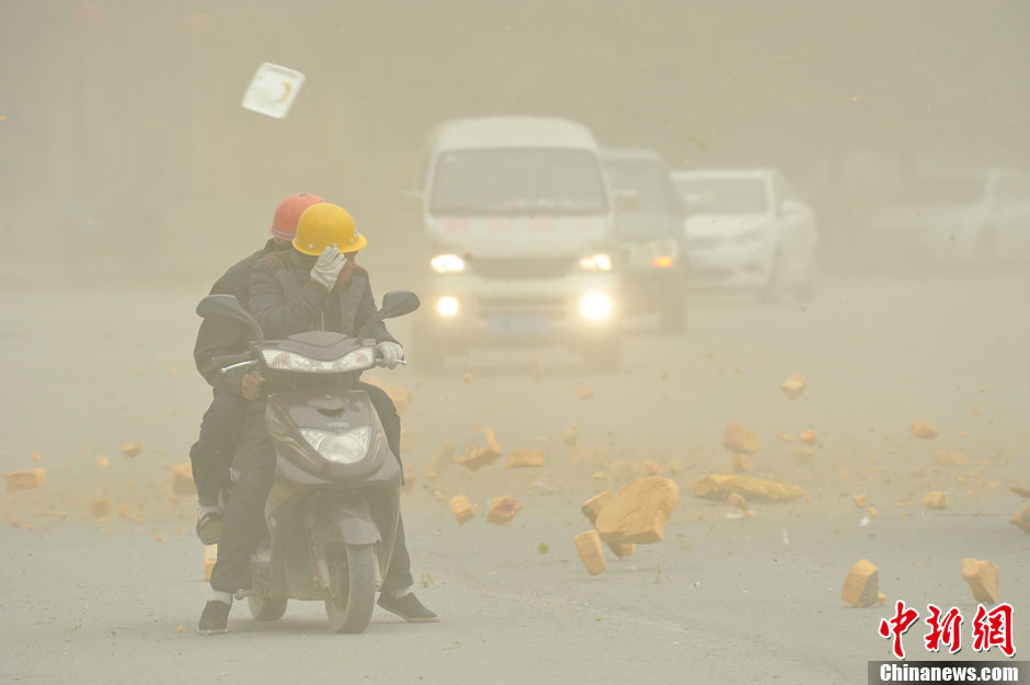 4月23日，受強(qiáng)冷空氣影響，新疆哈密出現(xiàn)出現(xiàn)強(qiáng)沙塵和降溫天氣