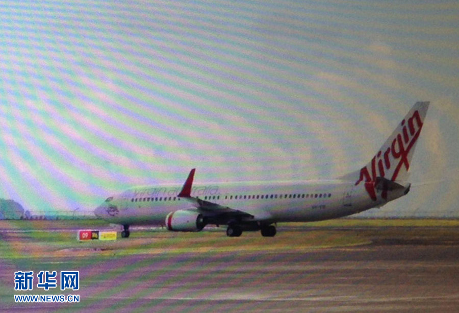 4月25日，迫降的澳大利亞維珍航空公司客機(jī)停在印度尼西亞巴厘島登巴薩機(jī)場(chǎng)（透過(guò)飛機(jī)舷窗拍攝）。