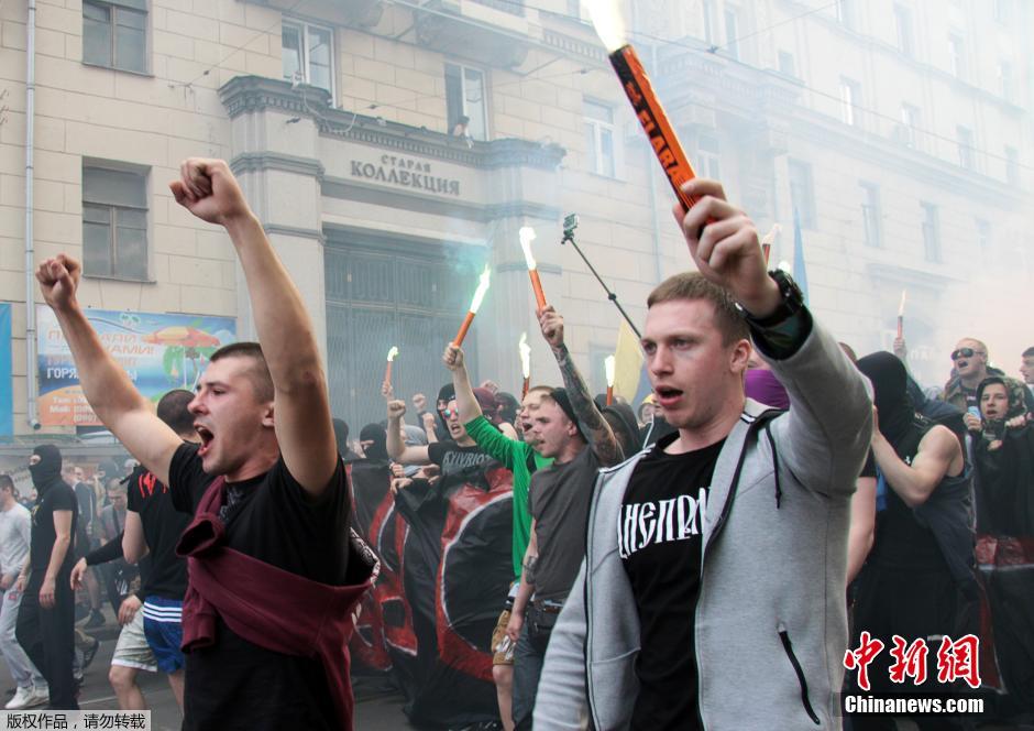 當(dāng)?shù)貢r間4月28日，烏克蘭哈爾科夫，親歐民眾和親俄民眾在街頭示威時發(fā)生大規(guī)模沖突。
