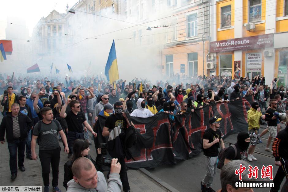 當(dāng)?shù)貢r間4月28日，烏克蘭哈爾科夫，親歐民眾和親俄民眾在街頭示威時發(fā)生大規(guī)模沖突。