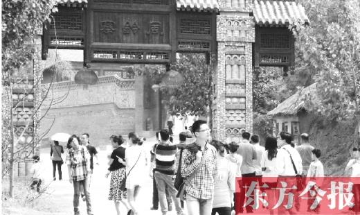 暢游風鈴寨 游客爭做“大河兒女” 暢游風鈴寨 游客爭做“大河兒女”