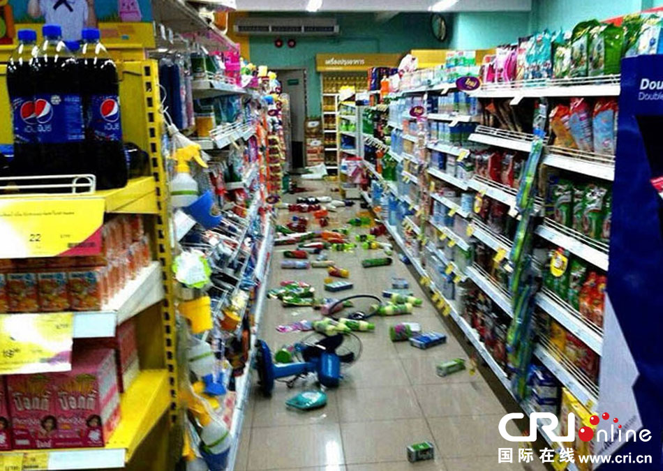 　當?shù)貢r間2014年5月5日，泰國清萊，超市貨架上的商品散落一地。
