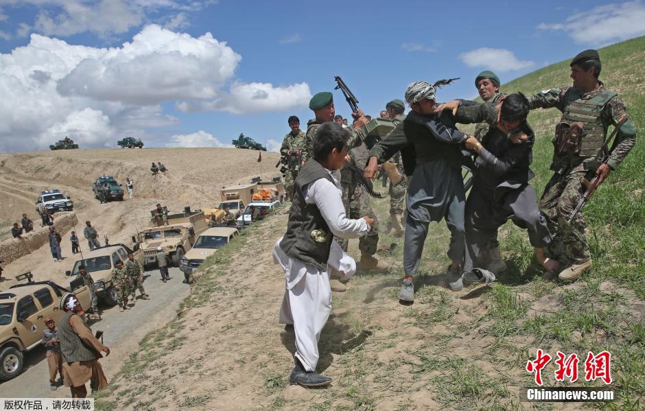 阿富汗山體滑坡災(zāi)民哄搶救災(zāi)物資 阿富汗山體滑坡災(zāi)民哄搶救災(zāi)物資